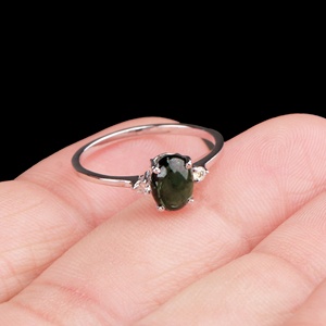 Vente en gros d'anneaux en argent sterling 925 massif avec cabochon ovale en tourmaline verte naturelle et 3 pierres en CZ, bijoux Memoria - Product Image 6