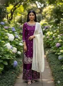 Ensemble ethnique prêt-à-porter pour femme en soie pure avec broderie lourde et travail de sequins, haut à manches longues, pantalon palazzo et dupatta en organza - Product Image 5