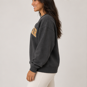 Sweat-shirt ras du cou oversize à manches longues pour femme, motif lettres universitaires multicolores gris anthracite, avec logo personnalisé, vente en gros - Product Image 3