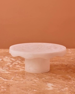 Soporte de Pastel de Resina Hecho a Mano de Lujo con Borde Festoneado – Exhibidor de Postres Decorativo Moderno para Panadería, Bodas y Decoración del Hogar - Product Image 5