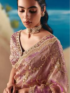 Sari en soie mélangée rose mauve brodé de créateur, avec motifs floraux dorés et bordure riche, longueur ras du sol, ethnique indien, pour fêtes, mariages et occasions festives - Product Image 2
