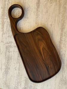 Planche à découper en bois massif de qualité supérieure avec finition bois foncé, poignée intégrée, robuste et réversible pour la cuisine - Product Image 2