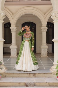 Lehenga Choli de diseño étnico tradicional indio, colección Navaratri, con estampado Bandhani y diseño Kutchi para mujeres, ropa elegante. - Product Image 3