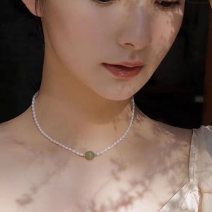 Collier pour femme de luxe rétro haut de gamme en jade de Hotan naturel et perles de millet d'eau douce, petit design polyvalent en argent - Product Image 1