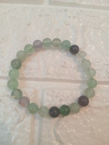 Bracelet en perles d'imitation de jade vert Amaira Jewels, style bohème, bijoux pour femmes, imitation plaqué rhodium, forme de boule - Product Image 1