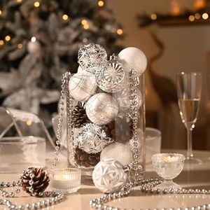 Decorazioni Natalizie di Lusso da 16 Pezzi, Palline Appese Bianche e Argento Infrangibili da 2,36 Pollici per Albero di Natale - Product Image 4