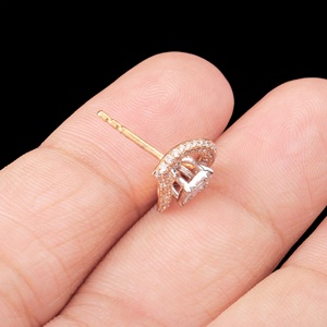 ต่างหูแบบติดหูทรงโค้งประดับเพชรทรงบาแกตต์ทองคำแท้ 18K สีโรสโกลด์จาก Memoria Jewels ขายส่ง - Product Image 6