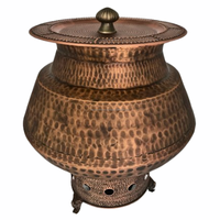 Plat à chafing en bronze sculpté à la main avec motif floral sur support carré de style Chowki pour présentations de buffet