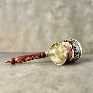 หม้อกาแฟทองแดงตุรกีทำมือ ทรงกลม พร้อมด้ามจับไม้ ดีไซน์แบบดั้งเดิม - Product Image 3