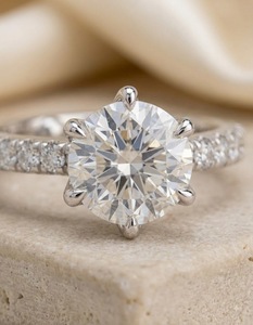 Bague de fiançailles en or massif 10K avec diamant rond de 3 carats, sertie de 6 griffes, pavé cathédrale, diamant de laboratoire IGI, bague de mariée personnalisée - Product Image 2