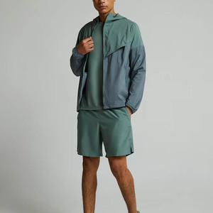 Ensemble coupe-vent léger et respirant pour homme avec short assorti, style urbain, 100 % polyester, résistant à l'eau et séchage rapide - Product Image 1
