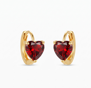 Pendientes tipo huggie de plata 925 chapados en oro de 18 quilates con gema roja tallada en forma de corazón para mujer - Product Image 1