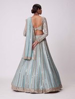 Présentation de la plus belle collection de lehenga de créateurs, en soie Rangoli de qualité supérieure, ornée de belles broderies.