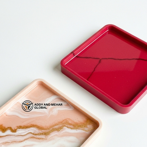 ชุดถาดเรซิ่นหรูหรา – สีแดงทึบและลายหินอ่อนสีชมพูพร้อมลายเส้นสีทอง |   ถาดเสิร์ฟตกแต่งทรงสี่เหลี่ยม - Product Image 4
