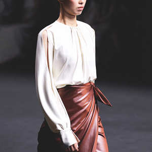 WhiteAnt Ready To Ship Elegant <b>Women's</b> <b>Blouses</b> Elegant IRIS SIGNATURE DRAPE <b>BLOUSE</b> Slit <b>Long</b> <b>Sleeve</b> ODM <b>Women's</b> Tops And <b>Blouses</b> - Product Image 3