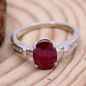 Bague solitaire en or blanc 14 carats avec rubis naturel ovale et accent de diamants sertis à griffes, collection Memoria Jewels, vente en gros - Product Image 4