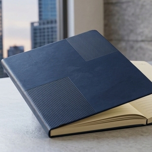 Ensemble cadeau de luxe Aurelux : agenda en cuir relié, porte-cartes, stylo, papeterie de bureau haut de gamme, planificateur d'affaires, bleu, 192 pages - Product Image 1