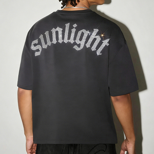 เสื้อยืดโอเวอร์ไซส์ทรงบ็อกซี่ สตรีทแวร์ ตกแต่งโลโก้ด้วยคริสตัล น้ำหนัก 300GSM ไหล่ตก สำหรับผู้ชาย - Product Image 2