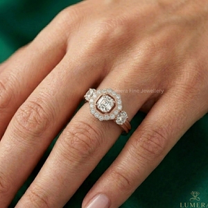แหวนเพชรทรง Asscher คัต รูปแบบ Lumera เพชรเพาะเลี้ยง D VVS2 ตัวเรือนโรสโกลด์ ประดับเพชรรอบวงแบบสามเม็ด ดีไซน์หรูหราสำหรับผู้หญิง ได้รับการรับรองจาก IGI - Product Image 5