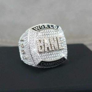 Bague de champion du monde de luxe avec micro-pavé complet de moissanite, style hip-hop, plaquée or, pierre précieuse certifiée IGI - Product Image 1