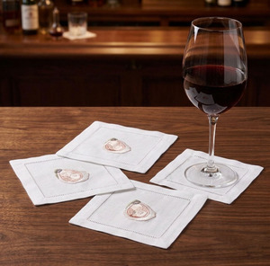 Serviette de cocktail carrée moderne personnalisée en coton brodé, 6x6 pouces, durable, réutilisable, faite à la main avec ourlet festonné, pour mariage, vente en gros - Product Image 2