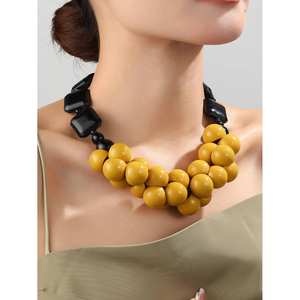 Elegante Collar de Resina y Madera con Cristales, Accesorio de Moda Clásico - Product Image 1