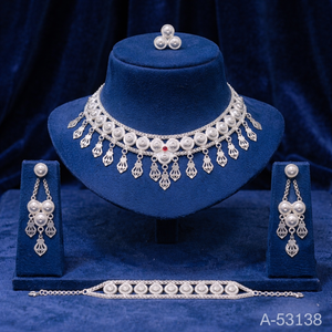 ชุดเครื่องประดับทองชุบอินเดีย ทำจากโลหะผสมสังกะสี ประดับด้วยเพทายสังเคราะห์ ดีไซน์ทันสมัย ประกอบด้วยสร้อยคอแบบทอร์ค สร้อยข้อมือ และต่างหูแบบห้อย รุ่น A-53138 - Product Image 1