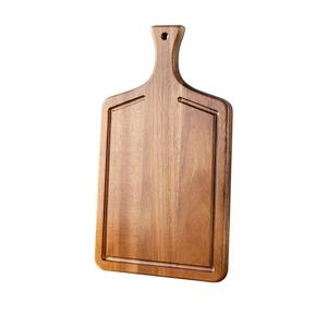 Elegante tabla de cortar de mango largo con asa para colgar, superficie apta para cuchillos, ideal para cortar, servir y exhibir en uso diario. - Product Image 5