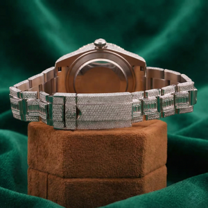 Montre de luxe entièrement sertie de diamants pour hommes |   Cadran noir avec lunette pavée |   Bracelet Baguette |   Déclaration personnalisée Hip Hop - Product Image 3