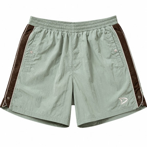 Pantalones Cortos Deportivos Holgados Estilo Y2K Personalizados para Hombre, Color Verde Menta Desgastado, Nailon Arrugado, Estilo Retro Urbano con Ribete Lateral Marrón y Logotipo Bordado - Product Image 2
