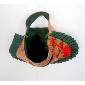 Sac messager pour femme en coton Kantha fait main avec fermeture magnétique, poignée de poignet, design plissé aux coins, léger et écologique - Product Image 3