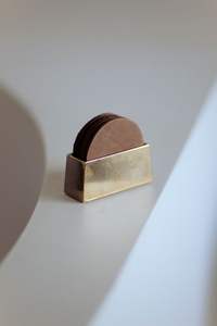 Juego de posavasos de latón pesado con acabado pulido para decoración del hogar, juego de posavasos de latón de diseño artesanal para cenas de lujo - Product Image 4