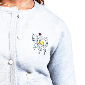 เสื้อคาร์ดิแกนผู้หญิง SGRho Chapter ปักลายตามสั่ง ติดกระดุมด้านหน้า เสื้อถักคอวี เสื้อผ้าสำหรับชมรมนักศึกษา แฟชั่นลำลอง เสื้อทับซ้อนกันได้ - Product Image 4
