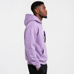 Sweat à capuche pour homme avec impression en relief attrayante, détails surélevés et construction douce, conçu pour les tenues décontractées et le streetwear. - Product Image 4