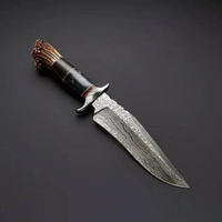 Couteau de chasse et de camping artisanal en acier Damas forgé, manche en corne de cerf et de taureau
