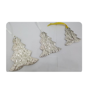 Ensemble de décorations de Noël suspendues en métal argenté texturé, faites à la main, écologiques, plusieurs tailles, avec rubans pour les fêtes - Product Image 1