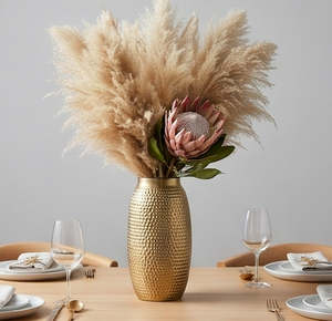 Vase moderne en métal doré martelé texturé, support floral de table pour la décoration du salon, du bureau ou à la maison - Product Image 6