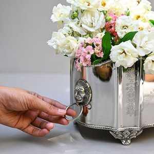 Jarrón Tradicional de Mesa con Borde Festoneado, Cresta Grabada y Asas con Cabeza de León - Product Image 2