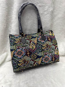 Vente en gros de sacs fourre-tout pour femmes de qualité supérieure multicolore Designer élégant et durable broderie fermeture éclair hiver toutes saisons - Product Image 3