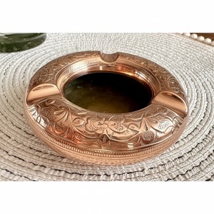 Elegante Cenicero de Cobre Decorativo, Cenicero Metálico para Cigarros y Cigarrillos con 4 Soportes, Accesorio para Fumar en Casa, Oficina o Bar, a Precio de Fábrica - Product Image 1
