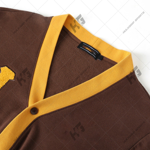 เสื้อคาร์ดิแกนคอวีสีน้ำตาลสำหรับผู้หญิงและผู้ชาย แบรนด์ OEM Custom Fraternity Iota Phi IPT  ถักนิตติ้งสำหรับฤดูใบไม้ร่วง  ทำจากขนแกะเมอริโนเนื้อละเอียดพิเศษ สวมใส่สบาย - Product Image 4