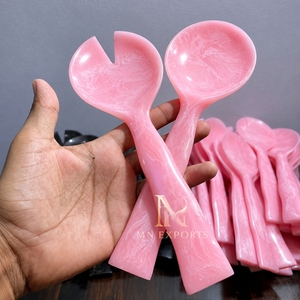 Cuillères de service et à salade en résine rose de luxe en forme d'éventail avec long manche – Durables, écologiques et légères pour les fêtes - Product Image 1