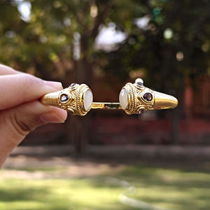 Pulsera ajustable de estilo boho, chapada en oro, con piedra lunar blanca natural y detalles de cuarzo amatista, diseño abierto frontal. - Product Image 3