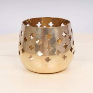 Portavelas decorativos de metal inspirados en un diseño minimalista que ofrece un brillo cálido, un estilo atemporal y una forma artística. - Product Image 2