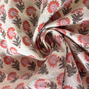 Tissu en coton imprimé à la main avec motif floral rouge Buti |   Textile artisanal indien - Product Image 1