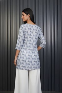 Kurti court à motif feuille pour femme, gris, en mélange de coton imprimé, col rond, manches trois quarts, longueur normale, entièrement cousu - Product Image 2