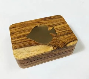 Caja de Cartas de Madera Sólida Personalizable, Ecológica y Duradera para Almacenamiento de Cartas de Juego, Caja de Cartas de Póker Premium con Diseño de Corazón - Product Image 1