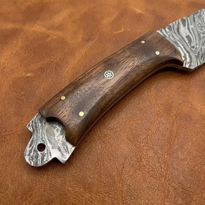 Cuchillo de Caza Hecho a Mano de Acero de Damasco de Grado Industrial con Mango de Madera y Funda de Cuero para Acampar al Aire Libre - Product Image 5
