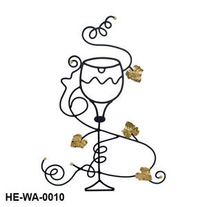 Arte de Pared Boho Hecho a Mano en Hierro con Función para Colgar, con Silueta Festiva de Copa de Vino y Detalles de Hojas Doradas - Product Image 1