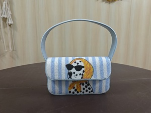 Sac à main en verre perlé artisanal, élégant et fait main, idéal pour les soirées et les mariages, en vente. - Product Image 5